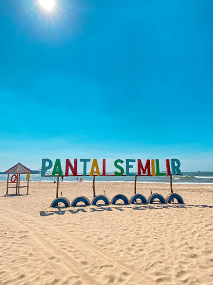 Pemandangan laut Pantai Semilir Tuban yang menakjubkan.
