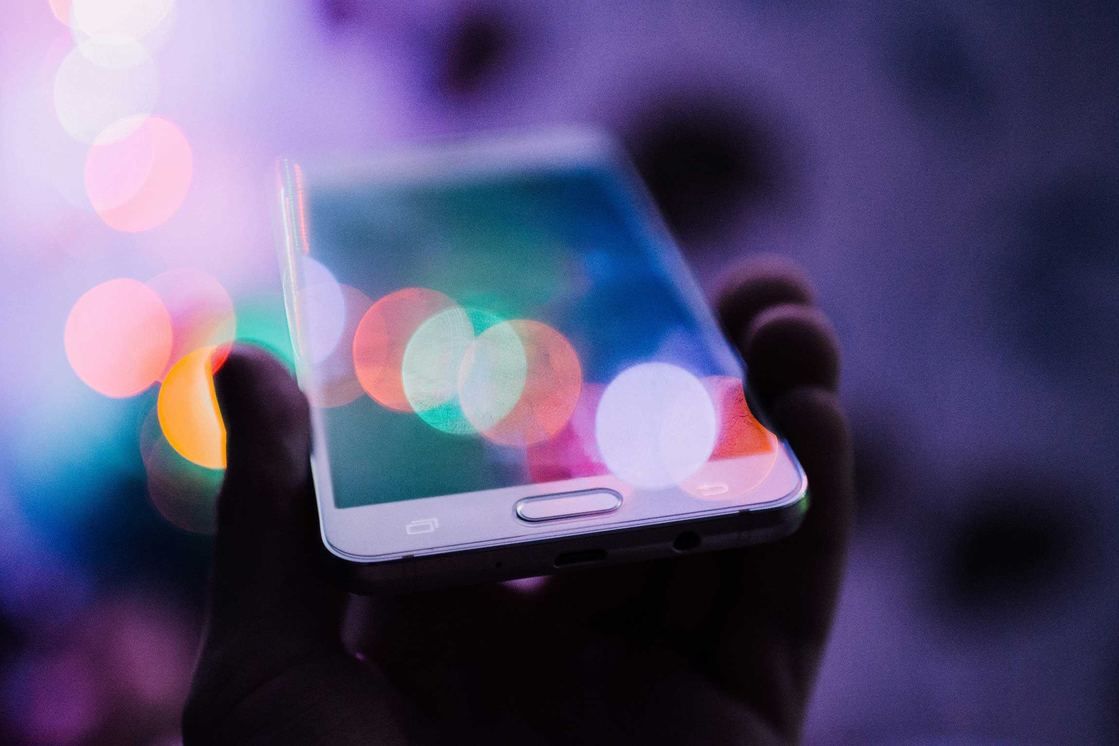 Desain smartphone zaman sekarang seperti kehilangan identitas dan ciri khasnya. Yang membedakan hanyalah dimensi body.