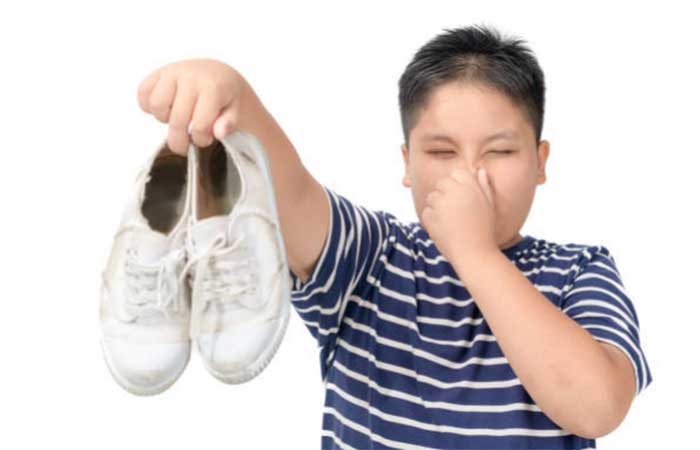 Ada beberapa penyebab dan solusi yang bisa dicoba untuk mengatasi masalah kaki anak berkeringat dan bau.
