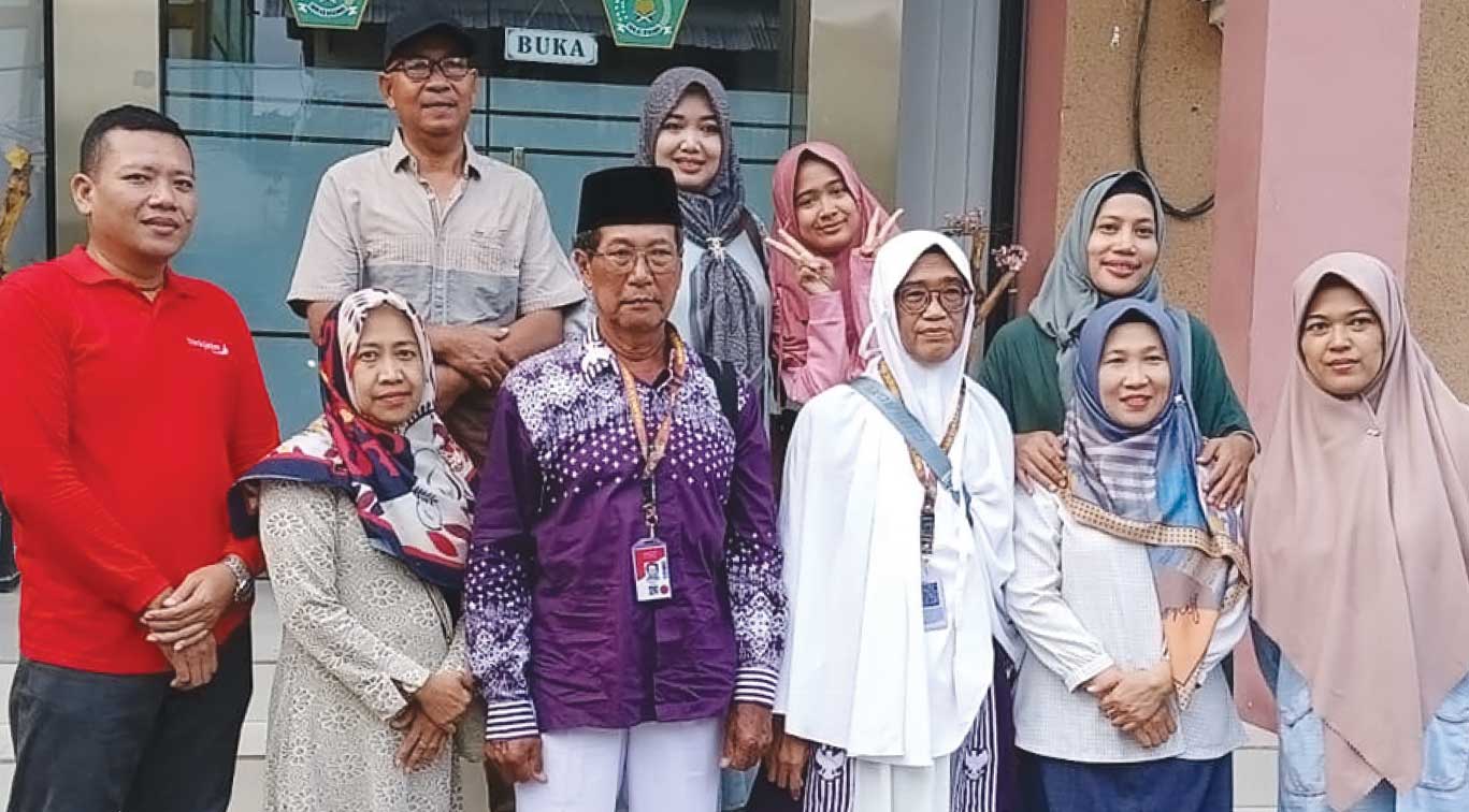 Dua CJH kuota tambahan asal Tuban berfoto bersama keluarga dan petugas haji sebelum diberangkatkan, Minggu (9/6).