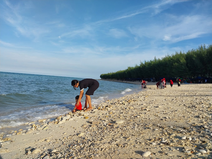 Pantai Remen adalah destinasi wisata dengan pasir putih yang menawarkan keindahan alam yang unik di Tuban.