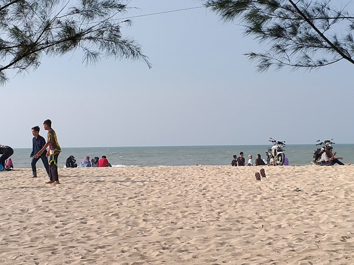 Pantai Remen dikenal sebagai satu-satunya pantai berpasir putih di Tuban.