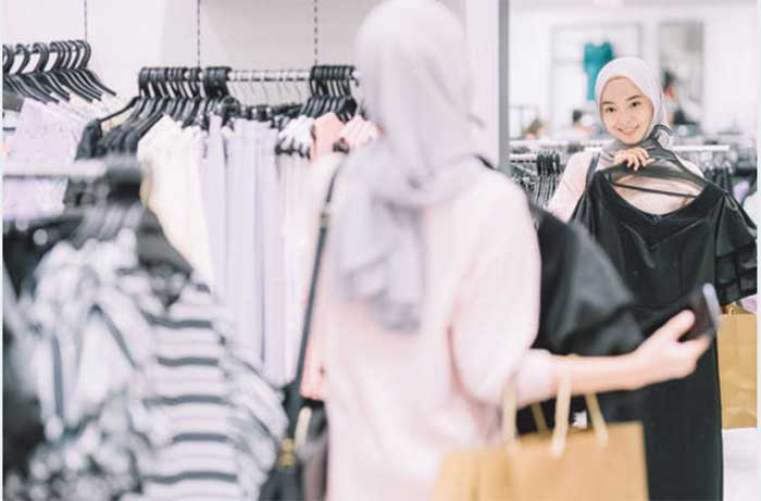 Tidak hanya memperhatikan riasan wajah, pilihlah outfit yang simpel dan menyesuaikan dengan acara kondangan.