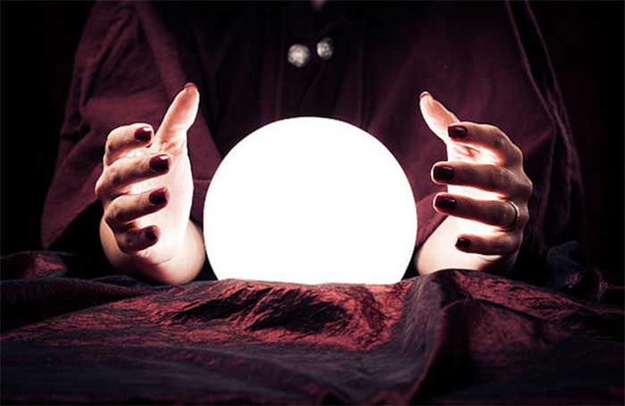 Orang yang melakukan sihir biasanya meminta bantuan kepada dukun atau paranormal.