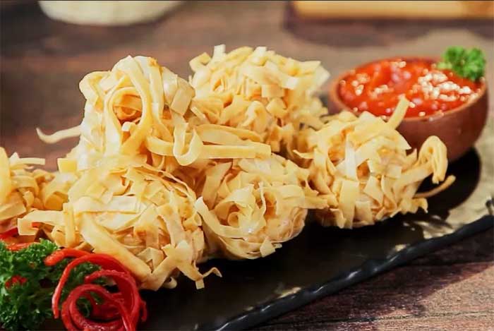 Bola-bola rambutan, salah satu ide cemilan di tanggal tua yang mudah dan cepat.