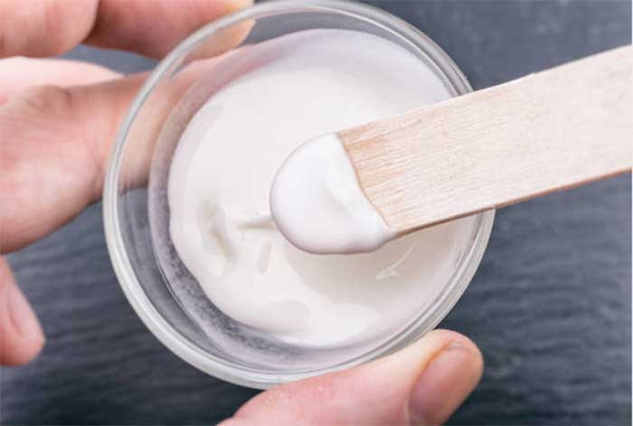 Baking soda selain mengatasi jerawat juga bisa menenangkan iritasi kulit dan mengurangi kemerahan.