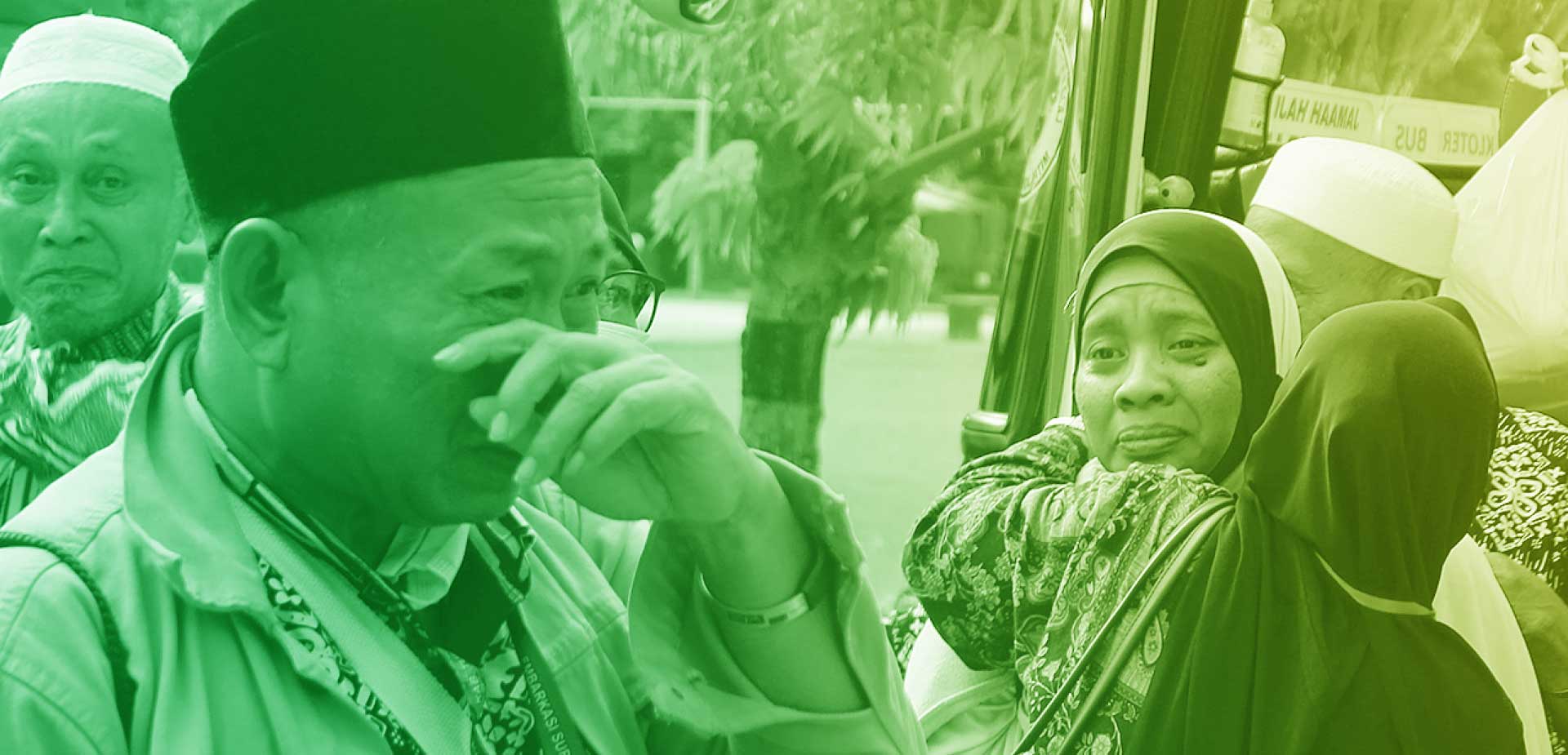 Keluarga menjemput jemaah haji di lapangan Kompi Senapan C Tuban, Selasa (25/6).