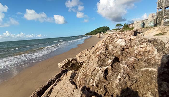 Bagi pecinta senja, Pantai Surindah adalah tempat yang ideal untuk menikmati matahari terbenam.
