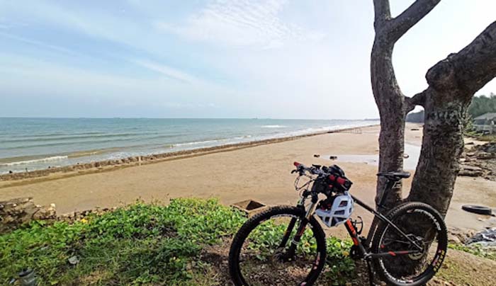 Pantai Surindah, salah satu destinasi wisata laut di Tuban yang belum banyak dikenal.