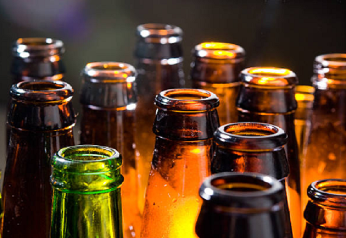 Orang yang ketergantungan alkohol mengalami berbagai masalah kesehatan serius.