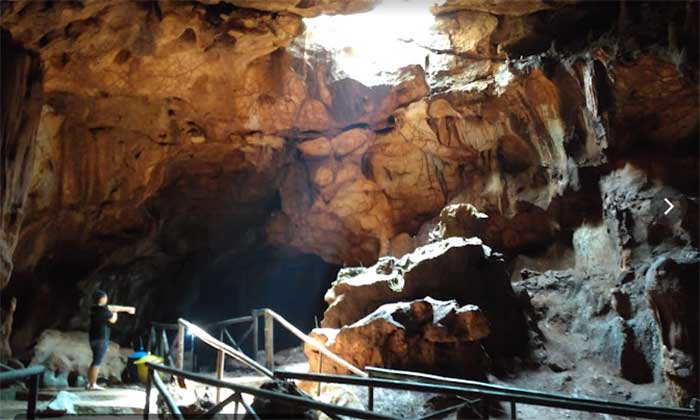 Keindahan stalaktit dan stalagmit  di Gua Putri Asih.