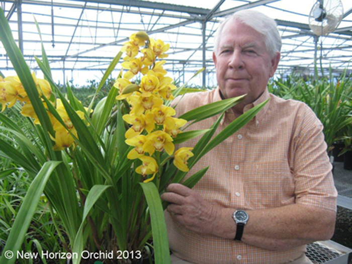 Andy Easton dengan anggrek Cymbidium hasil silangannya.
