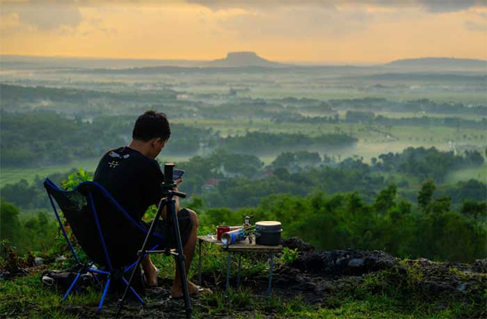 Bukit Cinta, salah satu wisata ketinggian di Tuban yang menyuguhkan keindahan pemandangan saat matahari terbit dan terbenam.
