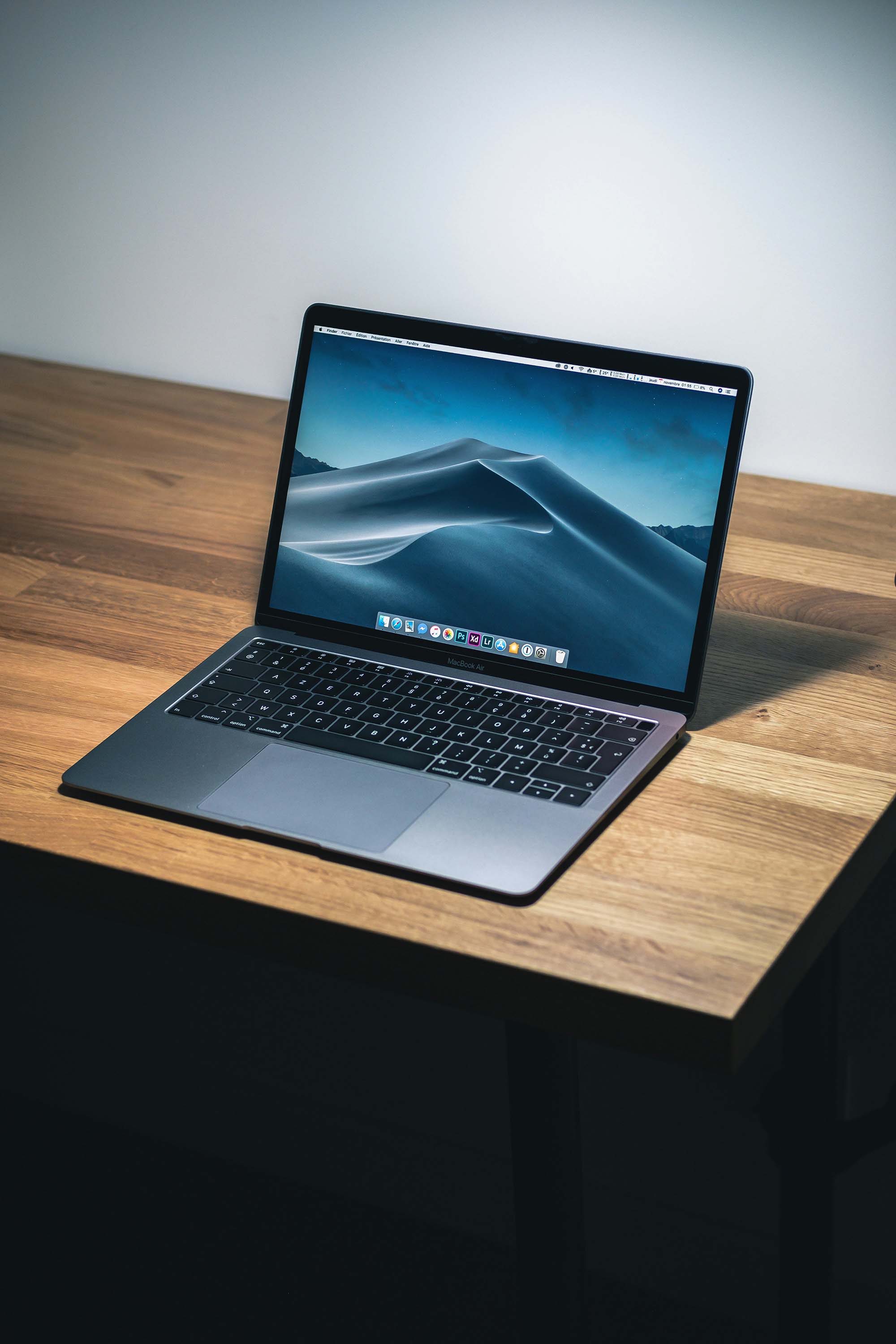 Mac OS, sistem operasi berbasis desktop milik Apple.