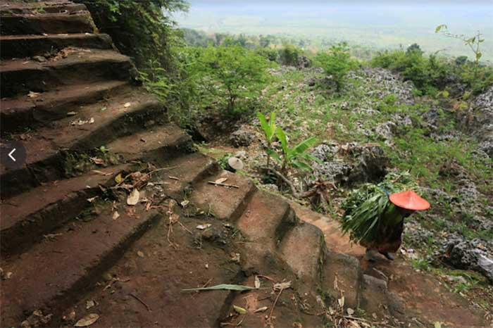 Watu Ondo, destinasi wisata budaya di perbukitan kapur yang berlokasi di Dusun Bogor, Desa Bektiharjo, Kecamatan Semanding, Kabupaten Tuban.