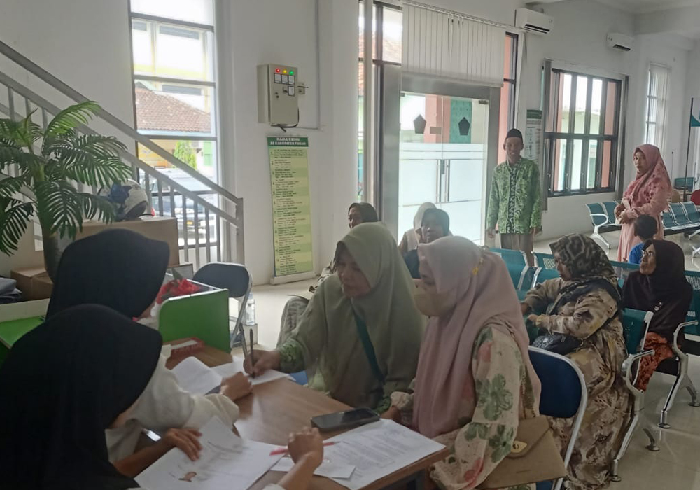Pendaftaran haji di kantor Penyelenggaraan Haji dan Umrah Kemenag Tuban. Batas minimal usia mendaftar haji adalah 12 tahun.