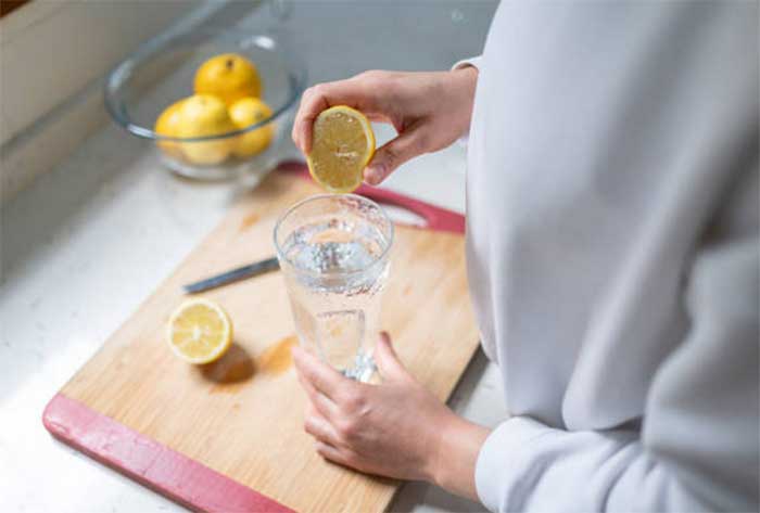 Minum air lemon setiap pagi bisa memberikan banyak manfaat bagi kesehatan.