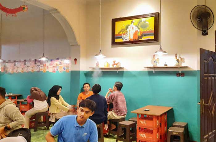 Redjeki kopitiam, kedai kopi di Jalan Dr Wahidin Sudiro Husodo, Tuban yang berkonsep Cina dengan sentuhan modern.