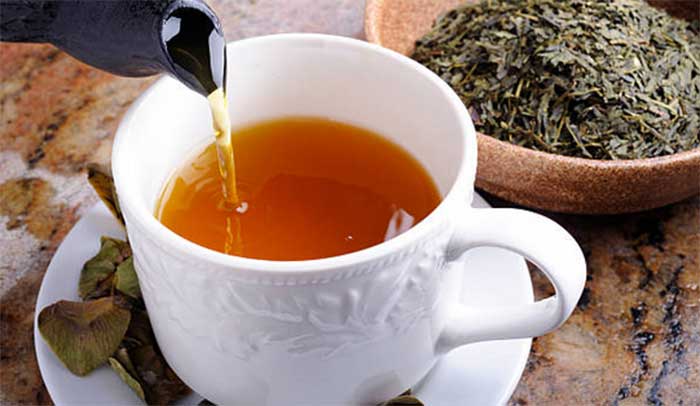 Teh tawar memiliki banyak manfaat bagi kesehatan.