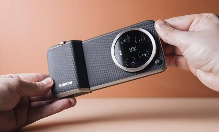 Xiaomi 14 Ultra meng-update HyperOS terbaru untuk peningkatan kualitas kameranya.