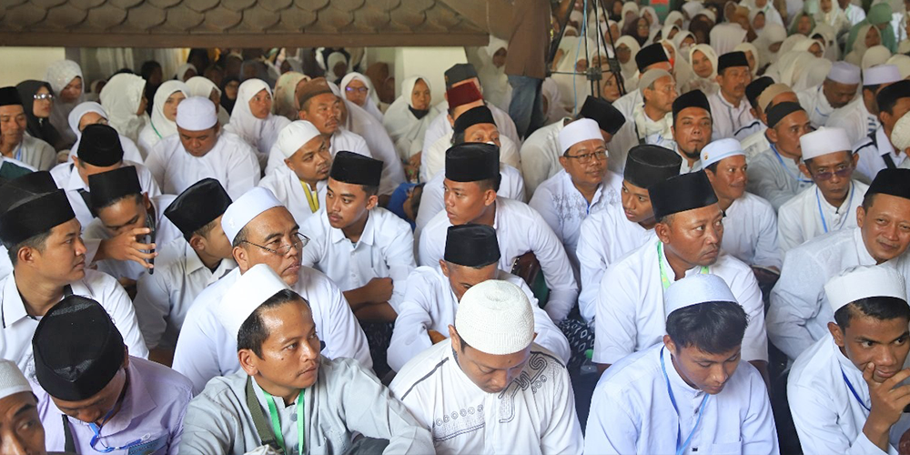 Ribuan peziarah mengikuti tahlil akbar di cungkup makam Sunan Bonang.
