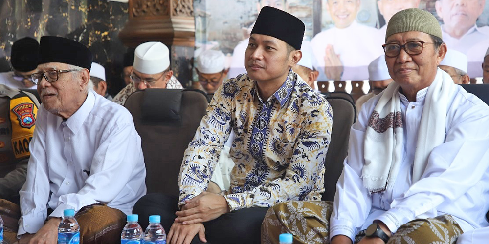 Bupati Tuban Aditya Halindra Faridzky duduk satu majelis dengan Bupati Tuban periode 2011-2021 Fathul Huda di acara tahlil akbar Haul Sunan Bonang, kamis(25/7).