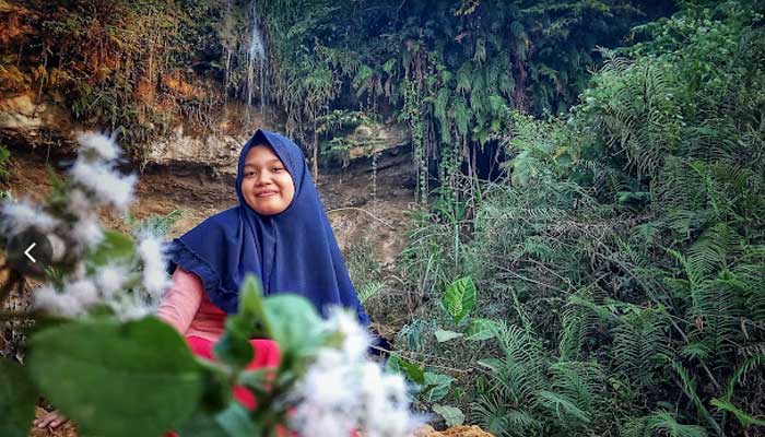 Salah satu wisatawan saat selfie sambil menikmati keindahan alam di Air Terjun Tuwiwiyan Bangilan Tuban.