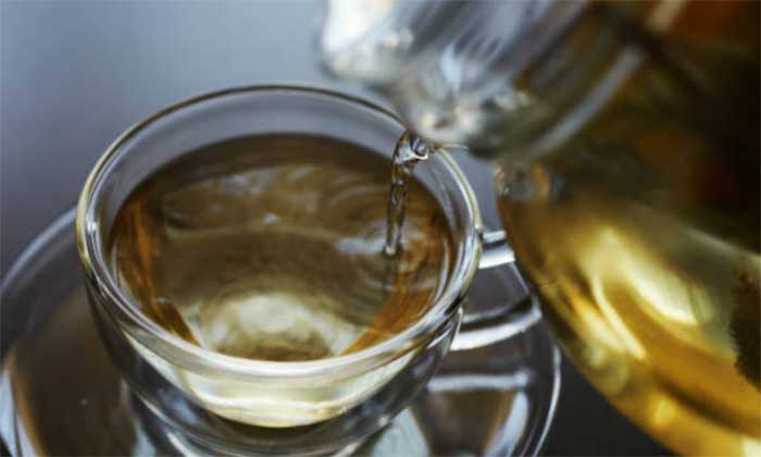 Teh hijau banyak dikonsumsi sebagai pengobatan alternatif.