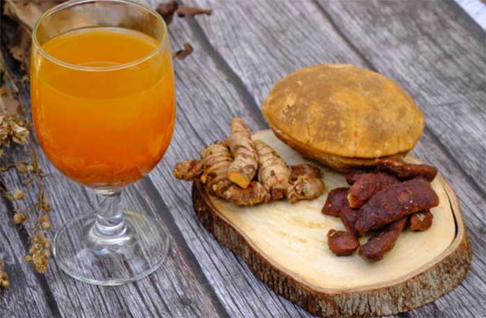 Ramuan jamu kunyit asam atau kunir asem.