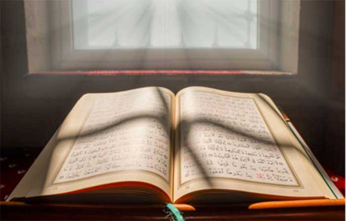 Al-Quran sebagai wahyu terakhir yang diturunkan kepada Nabi Muhammad SAW.