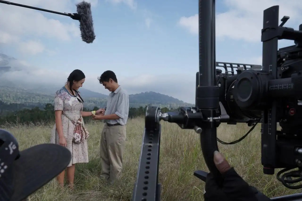 Film Kupu Kupu Kertas berlatar belakang tahun 1965, menggali peristiwa sejarah yang sensitif di Indonesia.