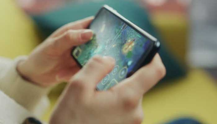 Orang tua perlu memperhatikan kapan waktu tepat untuk memperkenalkan perangkat digital pada anak, orang tua dianjurkan untuk selalu mendampingi mereka.