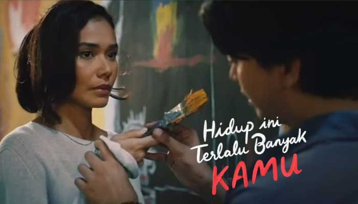 Film Hidup Ini Terlalu Banyak Kamu bercerita kisah cinta unik dengan berlatar belakang Yogyakarta tahun 1998.