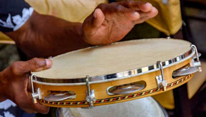Ilustrasi orang memainkan rebana dan kentrung, salah satu alat musik yang digunakan dalam seni pertunjukan tradisional Kentrung Bate dari Bangilan, Tuban.