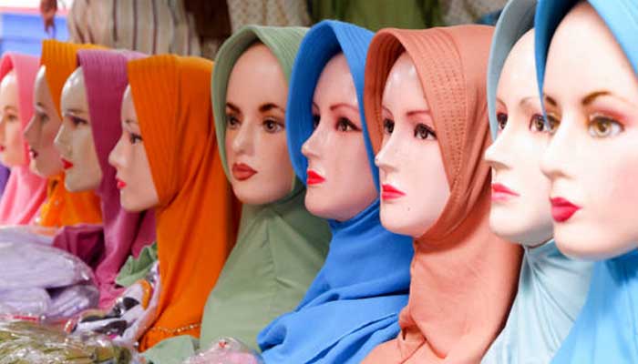 Pilih warna jilbab yang cocok untuk baju putih agar tetap tampil elegan di berbagai acara.