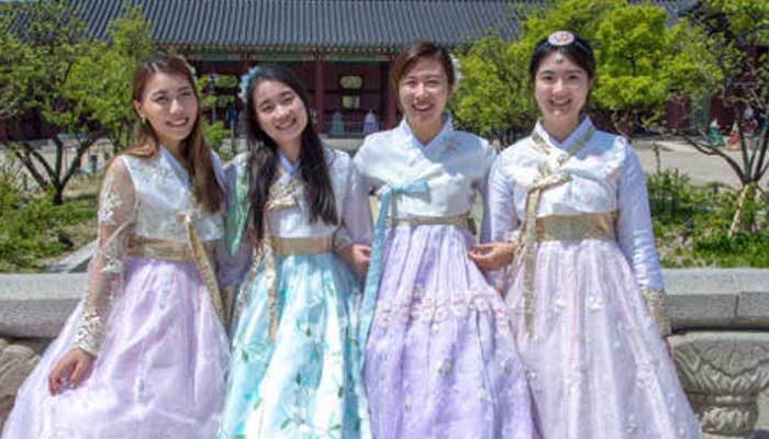 Sekelompok wanita mengenakan hanbok, pakaian tradisional Korea.