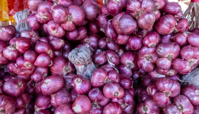 Harga bahan pokok di Tuban pada Kamis 31 Juli 2025, harga bawang terpantau turun dan minyak goreng naik.
