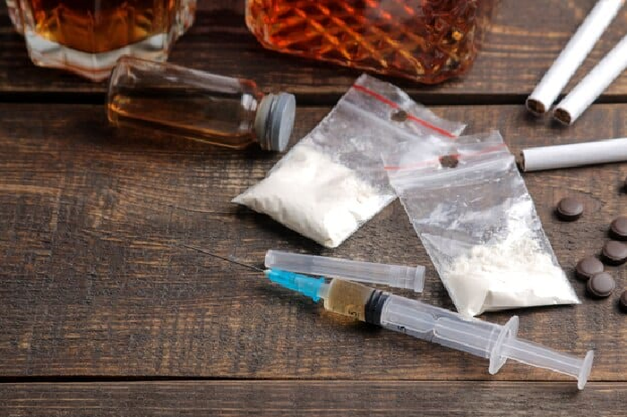 narkoba dan jarum suntik yang sering digunakan untuk menggunakan obat-obatan terlarang