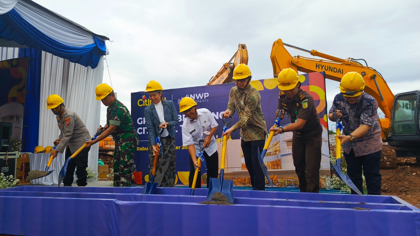 Tamu VIP memberikan pasir sebagai simbolis dibangunnya Citimall