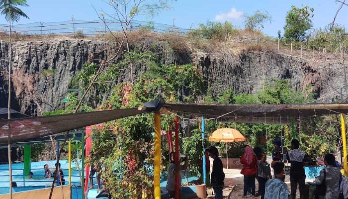 Tebing Pelangi di Desa Tuwiri Kulon, Kecamatan Merakurak, Tuban.