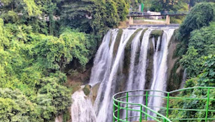 Batu Van Tuban, tempat melihat panorama Air Terjun Nglirip dari sisi yang berbeda.