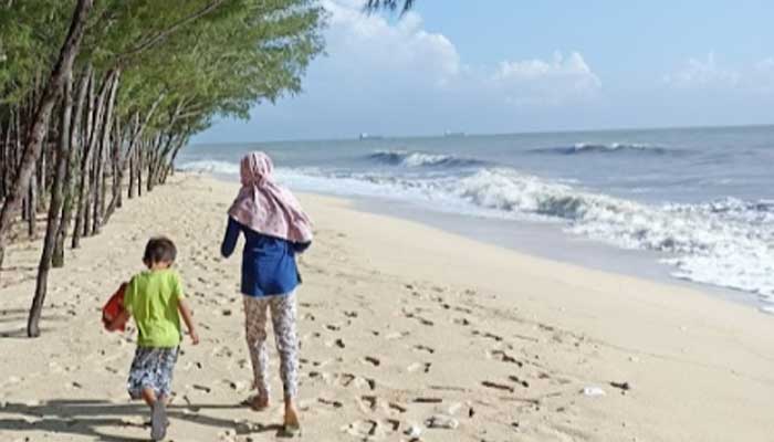 Pantai Sumur Pawon di Desa Mentoso, Kecamatan Jenu, Kabupaten Tuban.