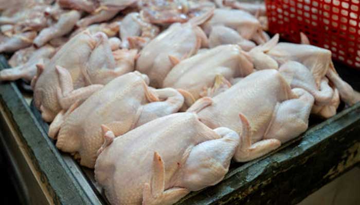 Daging ayam ras satu-satunya yang terpantau mengalami kenaikan di pasar Tuban pada Sabtu, 13 September 2025.