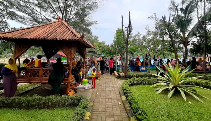 Sumberarum Park, embung yang kini disulap jadi destinasi wisata di Desa Sumberarum, Kecamatan Kerek, Kabupaten Tuban.