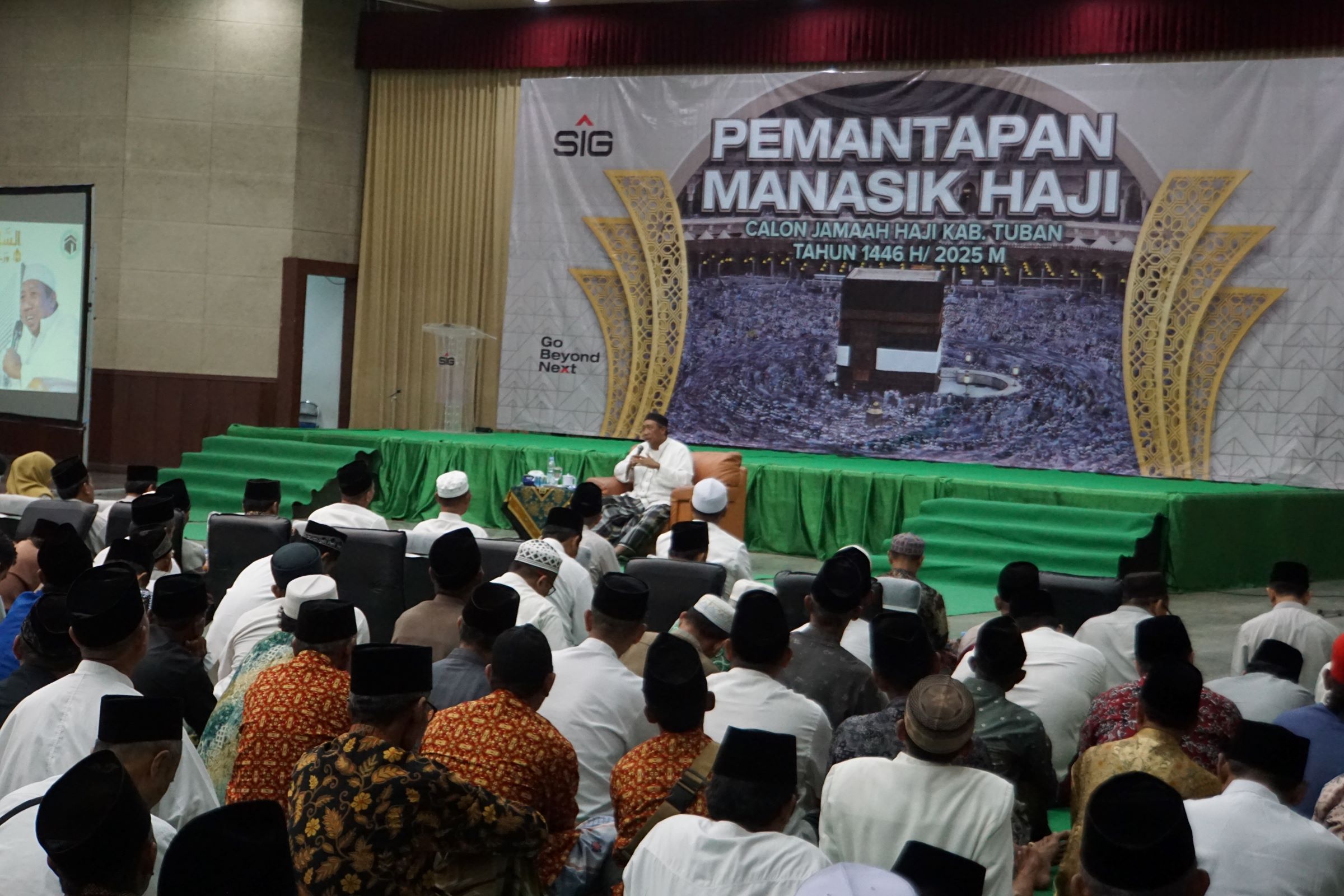 KHIDMAT : Kegiatan pemantapan manasik haji yang diselenggarakan SIG Pabrik Tuban.