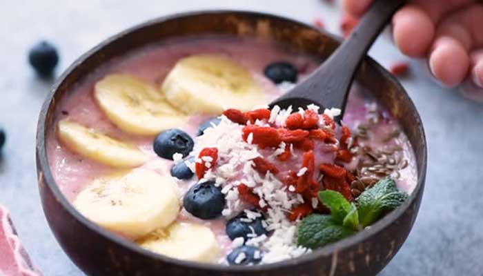 Smoothie Bowl kaya nutrisi dan lezat, baik dihidangkan untuk sarapan.