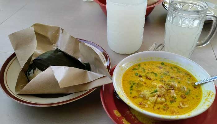 Becek menthok, makanan tradisional mirip kare. Di Tuban, ada beberapa rekomendasi warung becek menthok.