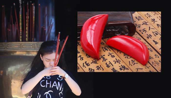 Salah satu umat tri darma sembahyang di altar TITDK Kwan Sing Bio Tuban. Foto kanan, Poapoe, salah satu alat dalam melakukan ramalan Ciam Si.