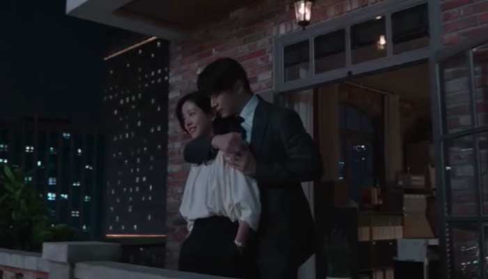 Cuplikan adegan Kang Ji Hyun dan Yo Eun Ho di Kdrama Love Scout Ep 8.
