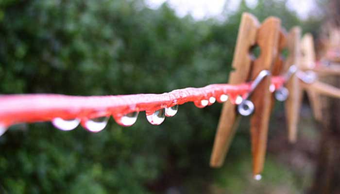 Ada beberapa tips cuci baju di musim hujan untuk menghindari bau apek pada pakaian karena lama kering.